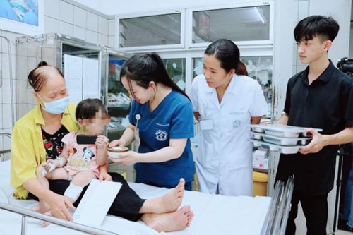 7 cháu bé là nạn nhân vụ cháy chung cư mini đang điều trị tại Bệnh viện Bạch Mai
